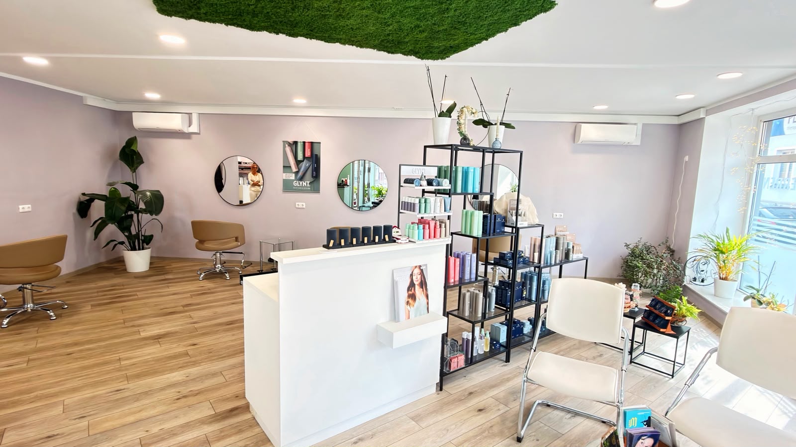 Empfang und Produktregale im hellen Salon