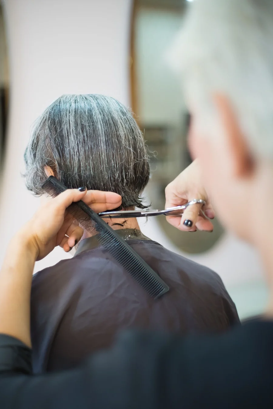 Nahaufnahme eines Haarschnitts mit Schere und Kamm